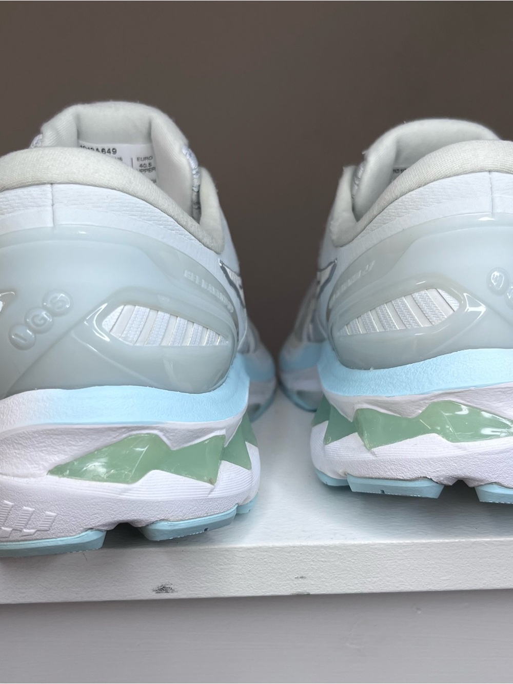 ASICS Women's size 9 Pale Blue & White Running Sneakers Dynamic Duomax Flytefoam - Picture 2 of 11